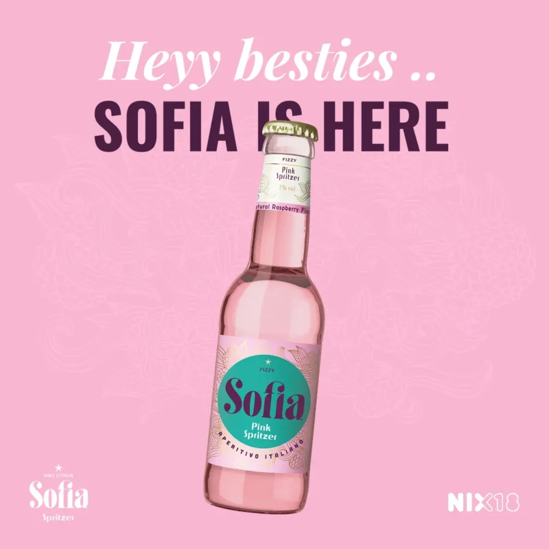 Campagnebeeld van Sofia Pink Spritzer, een verfrissend alcoholisch drankje met frambozensmaak, gelanceerd onder NIX18 campagne